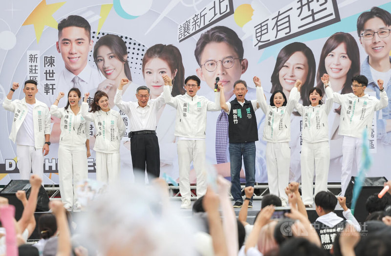 民眾黨主席、新北市長參選人黃國昌(中)11日在三重向日葵廣場舉辦首場戶外誓師大會,與新北6名議員參選人陳世軒(左起)、陳怡君、林子宇、陳彥廷(右起)、吳亞倫、陳語倢宣布成立「新北戰隊」,民眾黨創黨主席柯文哲(左4)也到場站台。中央社記者裴禛攝 115年4月11日