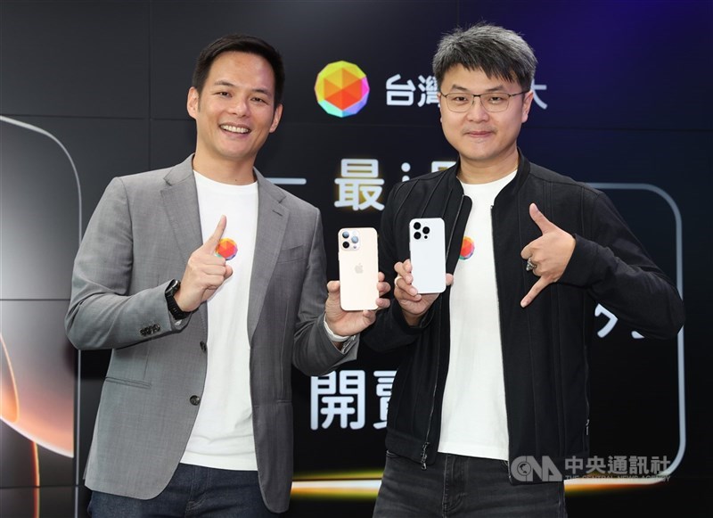 圖為台灣大哥大總經理林之晨（左）與台灣大個人用戶事業商務長林東閔（右）。（中央社檔案照片）