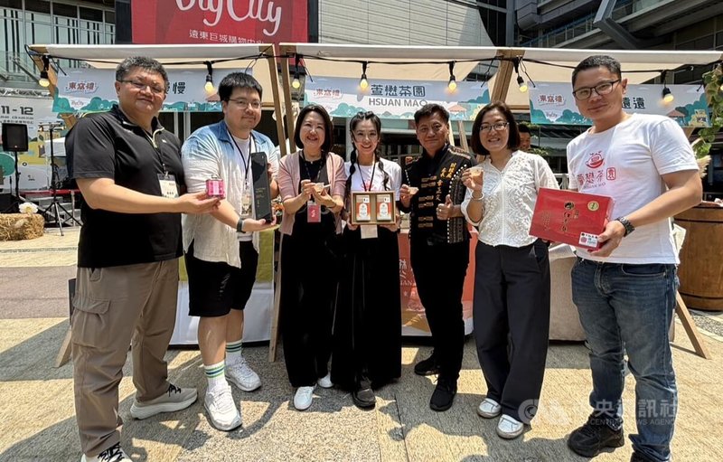 台東縣政府11日在新竹市巨城舉辦「台東直送、山海好物集結」活動，盼讓民眾認識台東農特產，也推動減塑及租借永續杯等行動，鼓勵民眾將環保融入生活。中央社記者郭宣彣攝  115年4月11日