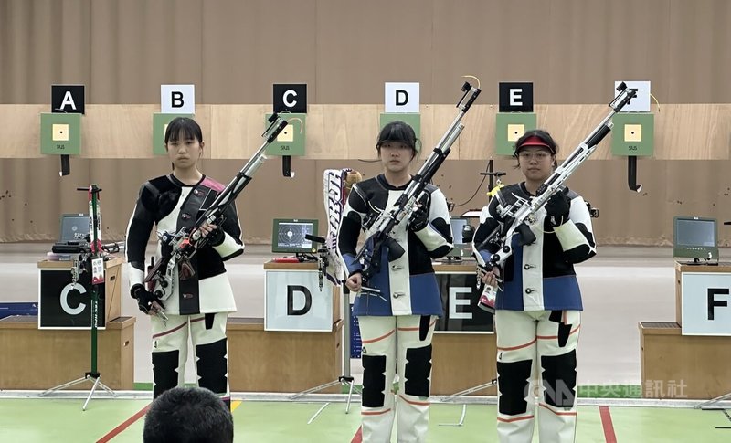115全中運11日在公西靶場舉行女子10公尺空氣步槍決賽，代表新北市光復高中出賽的蔡婕穎（中）成功頂住壓力，最終摘下金牌。中央社記者黎建忠攝　115年4月11日
