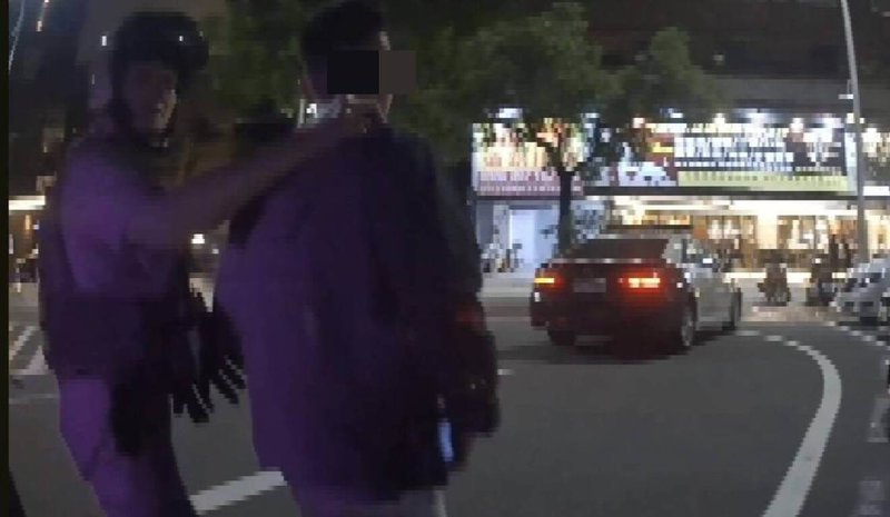 高雄市某餐廳外11日凌晨發生肢體衝突，高雄市政府警察局新興分局獲報派員到場，帶回楊姓男子等5人釐清案情，並持續查緝相關涉案人到案。（新興分局提供）中央社記者張已亷傳真　115年4月11日