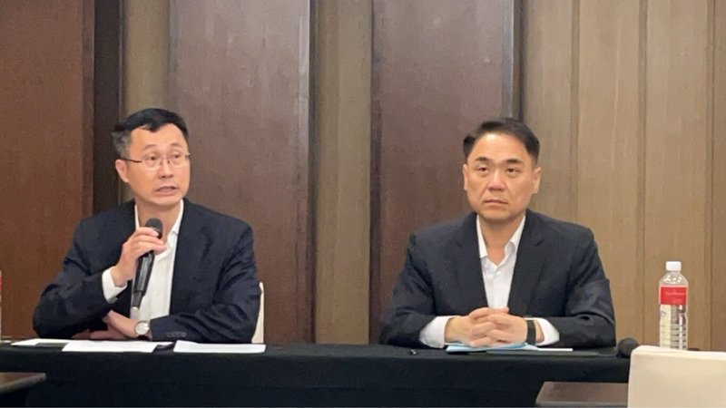 中工股東堡新投資以及佳峻投資11日指出，已分別合法提出兩組董事候選人名單，甫經法院認定沈慶京濫用中工資金行賄，為繼續霸占中工經營權，竟又再度將中工董事會淪為其禁臠，違法決議剔除股東提名的董事候選人。圖為佳峻委任律師葉建偉（左）、堡新委任律師林正疆（右）。（堡新投資、佳峻投資提供）中央社記者潘智義傳真　115年4月11日
