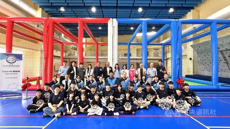 中華無人機競技運動協會與華興中學11日簽署合作備忘錄，啟用全國首座FIDA 40 Class無人機足球標準賽制場地，共同推動無人機足球運動進入校園。中央社記者蘇志畬攝　115年4月11日