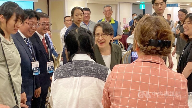 中華民國水土保持技師公會全國聯合會及新北市水土保持技師公會會員大會11日晚間在新北市舉行，副總統蕭美琴（中後）應邀出席，離去前和與會者開心互動。中央社記者黃旭昇攝　115年4月11日