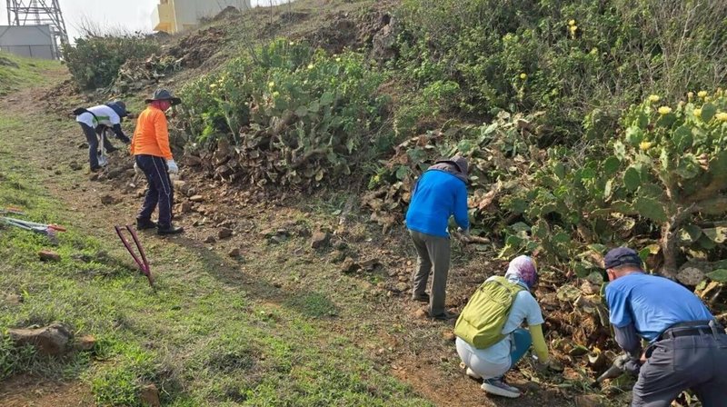 海洋國家公園管理處10日舉行春季淨灘與澎湖東吉手作步道修復活動，參與民眾在海管處人員協助下進行岸際淨灘、清除蔓生植被、重新堆砌指引石堆與受損步道修復補強等。（海洋國家公園管理處提供）中央社　115年4月11日