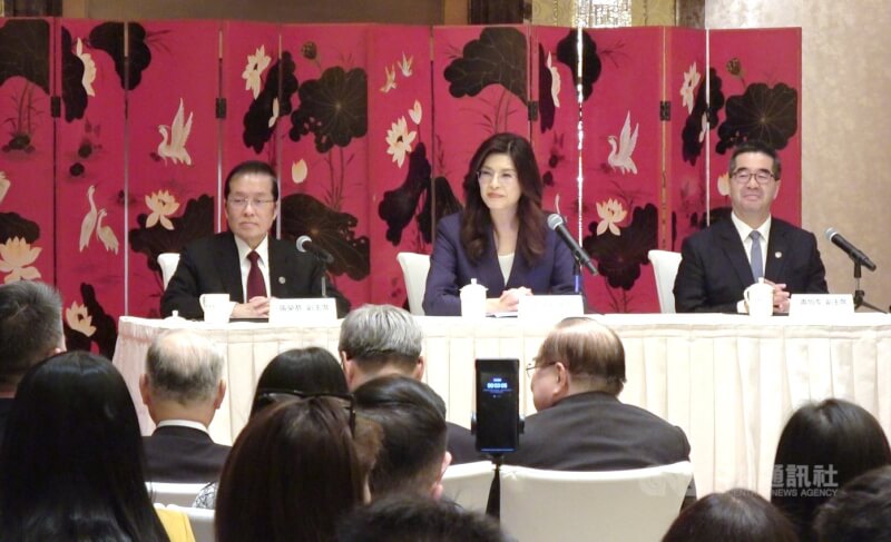 國民黨主席鄭麗文（中）10日在北京中國大飯店召開中外記者會，說明鄭習會談內容。中央社記者呂佳蓉北京攝　115年4月10日