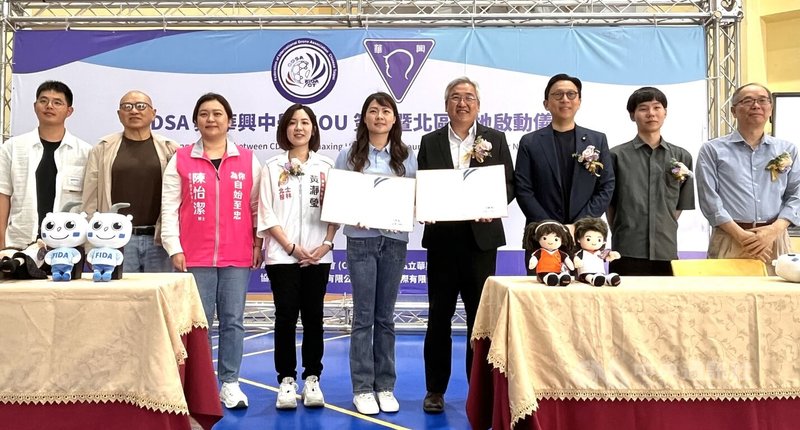 華興中學校長曾騰瀧（右4）與中華無人機競技運動協會理事長王珮瑄（右5）11日簽署合作備忘錄，啟用全國首座FIDA 40 Class無人機足球標準賽制場地。國民黨立法委員葛如鈞（右3）、台北市議員黃瀞瑩（左4）及前立委陳怡潔（左3）均到場支持。中央社記者蘇志畬攝　115年4月11日