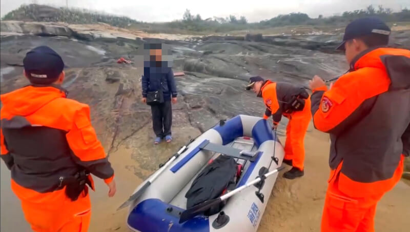 2025年4月1日清晨海巡署金馬澎分署查獲1名中國籍男性企圖偷渡入境，將相關人船押返調查。（海洋委員會海巡署金馬澎分署提供）