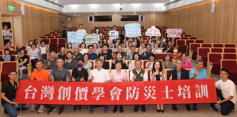 內政部長劉世芳（前排右5）11日赴高雄參與防災士培訓課程開訓，期許今年防災士培訓能達20萬人。（內政部提供）中央社記者賴于榛傳真 115年4月11日