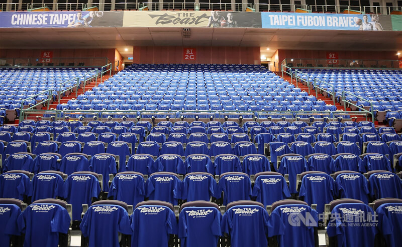 台灣職籃P.LEAGUE+ 台北富邦勇士隊11日在台北小巨蛋為球星「野獸」林志傑舉辦引退賽，並贈送全場觀眾紀念T恤，讓球迷不僅見證還能珍藏這段歷史時刻。中央社記者張新偉攝　115年4月11日