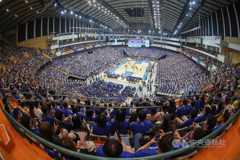 林志傑引退賽11日在台北小巨蛋開打，吸引滿場1萬3500人進場觀戰，球迷賣力為林志傑加油打氣。中央社記者張新偉攝　115年4月11日