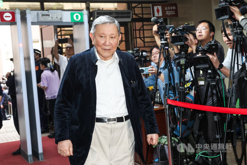 台北地院3月26日下午進行京華城等案一審宣判，威京集團主席沈慶京（中）到庭聽判，面對媒體提問不發一語。（中央社檔案照片）