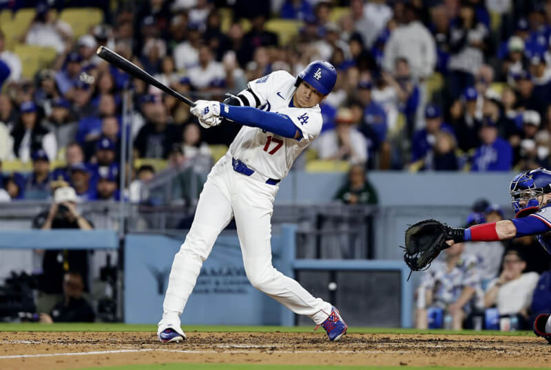 大谷翔平11日於第5局第3打席敲出右外野安打，將連續上壘場次推進至44場，超越鈴木一朗所創紀錄，達成日籍球員在大聯盟最長連續上壘。（共同社）