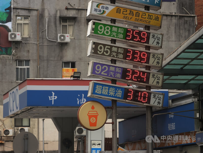 中油11日宣布，本週國際平均油價仍處高檔，因應中東情勢變化且考量亞鄰國家提高油價補貼情形，4月13日凌晨零時起至4月19日晚間12時止，汽、柴油價格皆不調整。圖為一處台灣中油加油站11日公告汽柴油價格。中央社記者郭日曉攝　115年4月11日