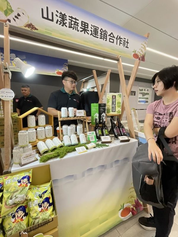 為讓北部民眾就近認識並選購台東優質農特產品，台東縣政府自10日起至5月3日在北捷淡水信義台北車站B3商店街，設置「台東農特產品展售」專櫃，每日上午11時至晚上7時展售。（台東縣政府提供）中央社記者盧太城台東傳真 115年4月11日