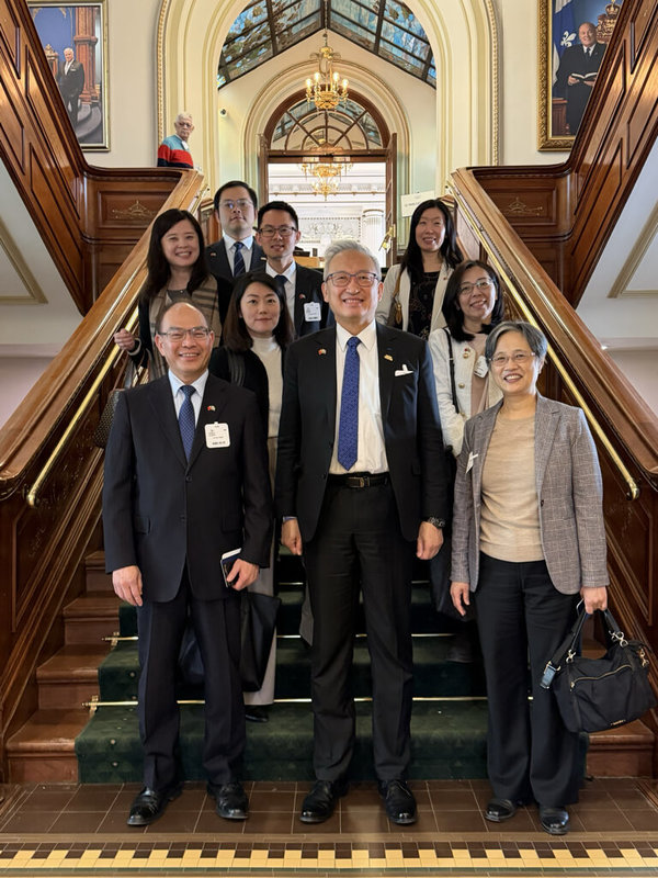 9名台灣外交官員在吳志中（中）帶領下到魁北克訪問，當地政商學界代表對於台灣外交官流暢的法語能力大為佩服，在語言無障礙的交流下，彼此情感很快升溫。（駐加拿大代表處提供）中央社記者程愛芬溫哥華傳真　115年4月11日