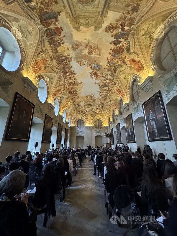 由義大利青年樂團與捷克學生愛樂攜手演出的弦樂團音樂會「歐洲和聲」（Armonia europea）於10日舉行，適逢義大利總統馬達雷拉（Sergio Mattarella）對捷克進行正式訪問，並由捷克總統帕維爾（Petr Pavel）促成演出。中央社記者劉郁葶布拉格攝 115年4月11日