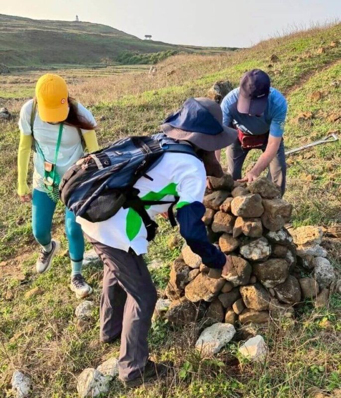 海洋國家公園管理處指出，澎湖望安東吉嶼全長1.35公里的東吉手作步道，部分路段因雜草與仙人掌蔓生辨識不易，加上步道指引石堆崩落、影響通行安全，10日特別舉辦修復活動，恢復步道風貌。（海洋國家公園管理處提供） 中央社　115年4月11日