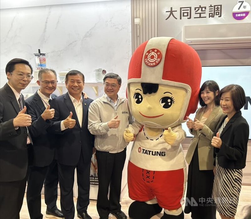 行政院長卓榮泰（左4）11日參訪第36屆台北電器空調影音大展，期盼民眾都能享受人工智慧科技帶來的新服務。中央社記者賴于榛攝　115年4月11日