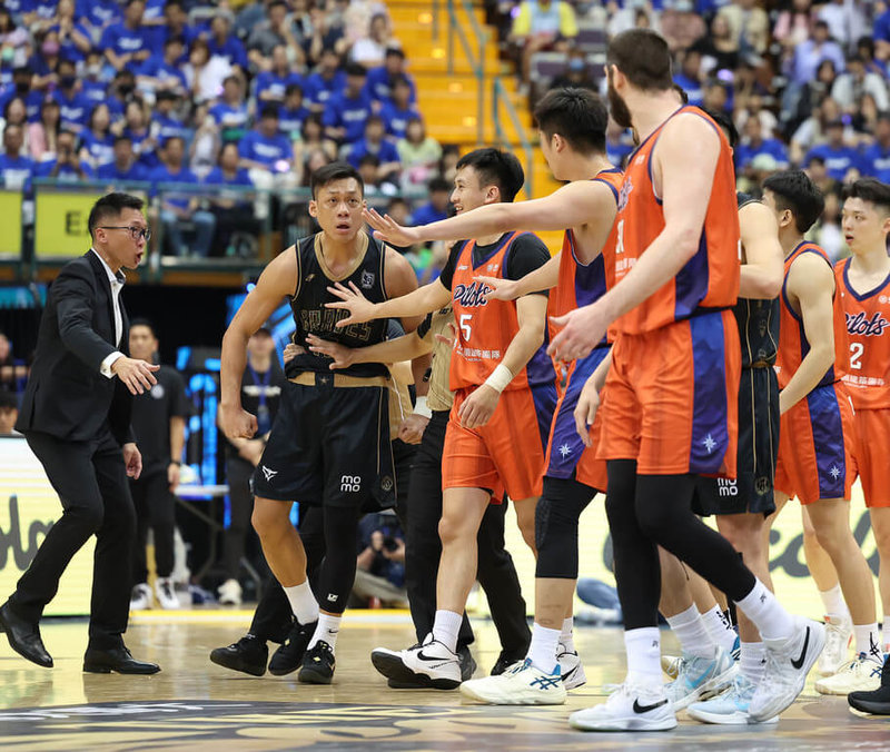 台灣職籃P.LEAGUE+ 台北富邦勇士11日為球星「野獸」林志傑（左2）舉辦引退賽，場上第3節尾聲發生小插曲，林志傑因不滿桃園璞園領航猿洋將阿提諾（William Artino）（前右）不慎從身上跨過爆衝突，所幸雙方隊友與裁判攔阻，未進一步擴大。中央社記者張新偉攝　115年4月11日