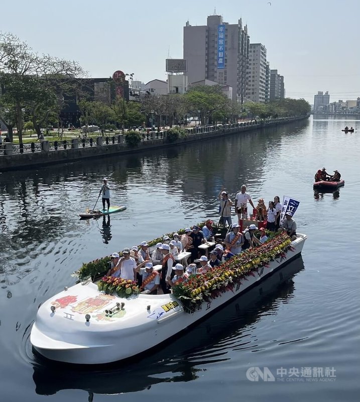 2026年適逢台南運河通航100年，祀典大天后宮等宮廟神尊11日乘船巡遊運河，重現百年前宗教盛事。中央社記者張榮祥台南攝　115年4月11日