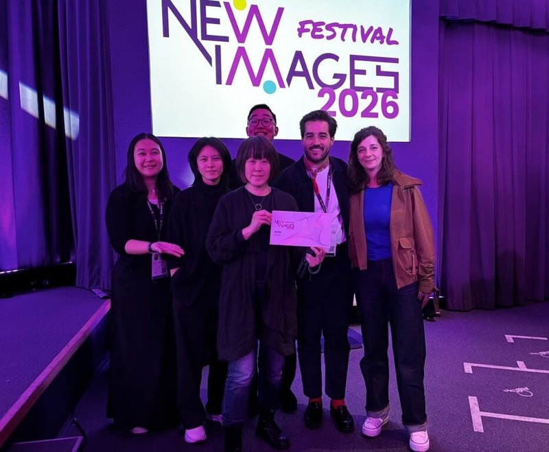 台灣導演陳芯宜（前排中）的作品「雲在兩千米」在巴黎新影像藝術節拿下TUMO創意科技中心獎（TUMO Award）。（行者影像文化有限公司提供）中央社記者曾依璇巴黎傳真　115年4月11日