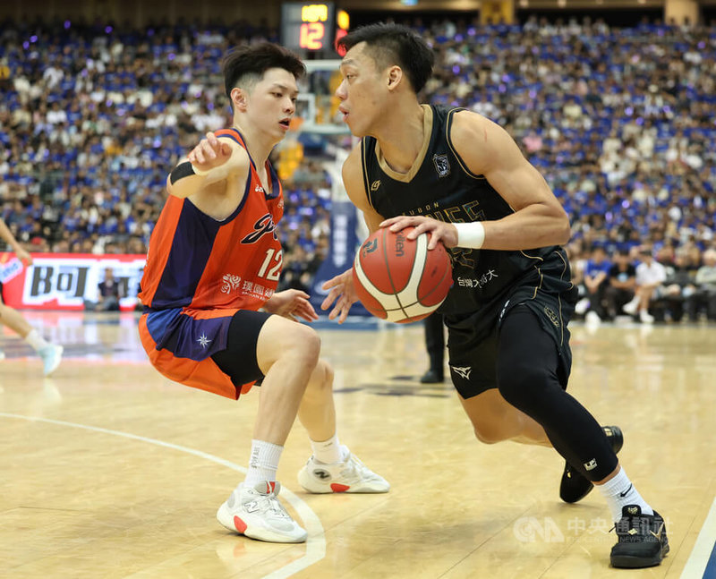 林志傑（右）11日在引退賽首戰豪取全場本土最高的21分，加上隊友挹注，助隊終場以114比95擊敗桃園璞園領航猿。中央社記者張新偉攝　115年4月11日