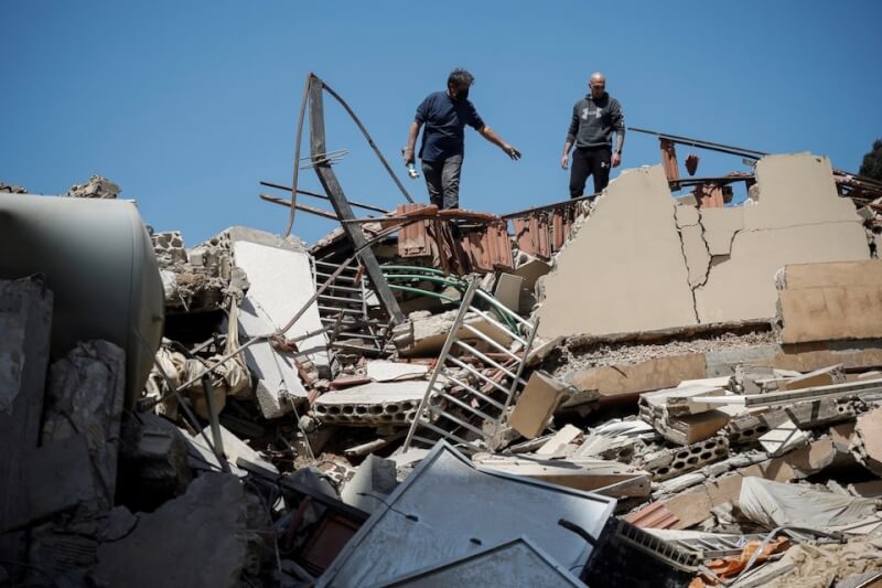 黎巴嫩南部城市泰爾10日遭到空襲後房屋嚴重受損。（路透社）