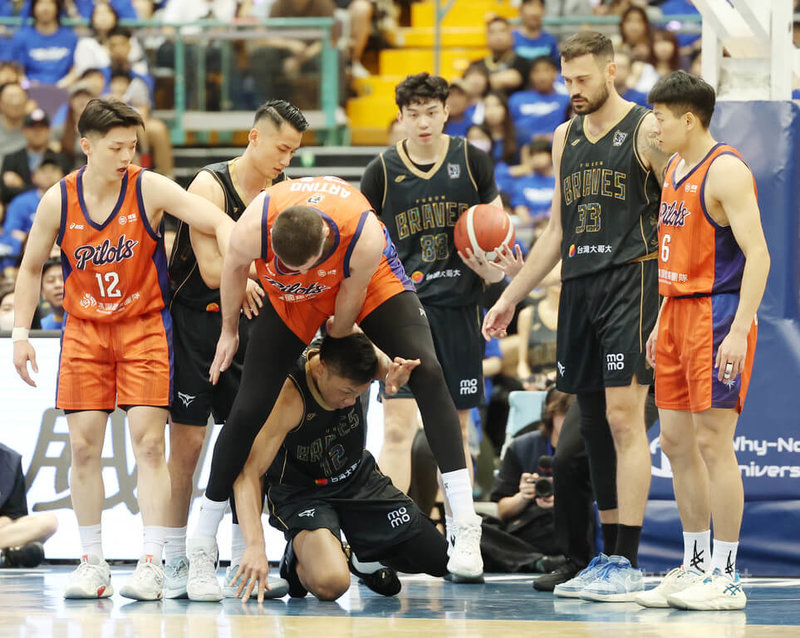 台灣職籃P.LEAGUE+ 台北富邦勇士隊11日在台北小巨蛋交手桃園璞園領航猿隊，比賽第3節結束前，領航猿洋將阿提諾（William Artino）（中上）因重心不穩意外從勇士球星林志傑（中下）身上跨過，引發林志傑不滿。中央社記者張新偉攝　115年4月11日