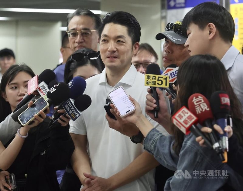 台北市長蔣萬安(中)11日出席2026國際寵物日「狗狗春遊趣」活動,受訪時對於有飼主反映無貓咪友善列車一事表示,不同動物的特性不同,市府曾徵詢專家學者,考量貓咪較怕生而未特別規劃,但他會請捷運公司持續深入評估可行性。中央社記者張皓安攝 115年4月11日