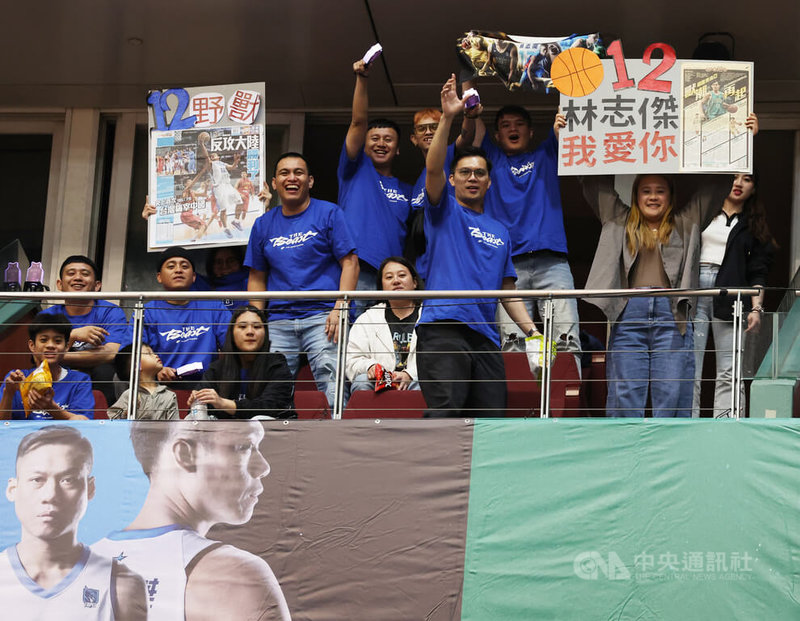 場邊熱情粉絲高舉看板為林志傑打氣。中央社記者張新偉攝　115年4月11日