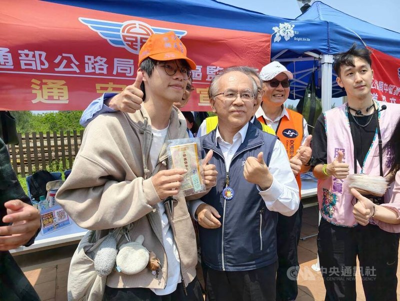 白沙屯媽祖進香活動12日深夜將登轎啟程,交通部政務次長陳彥伯(前右)在台鐵白沙屯站外發送勇字車票和保平安貼布,為香燈腳應援、祝福,吸引許多民眾前來索取。中央社記者管瑞平攝 115年4月12日