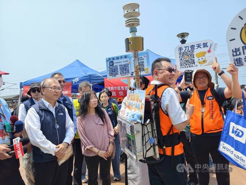 白沙屯媽祖進香活動12日深夜將登轎啟程，交通部政務次長陳彥伯（前左1）在台鐵白沙屯站外發送勇字車票和保平安貼布，氣象署也首次推出行動氣象儀同行，即時掌握沿途天氣。中央社記者管瑞平攝　115年4月12日