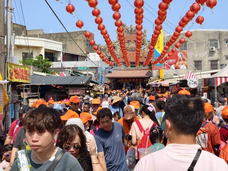 苗栗縣通霄鎮白沙屯拱天宮媽祖徒步往北港進香活動12日深夜將登轎啟程,大批香燈腳、信眾自上午陸續湧入白沙屯地區,拱天宮周邊道路滿是人潮。中央社記者管瑞平攝 115年4月12日
