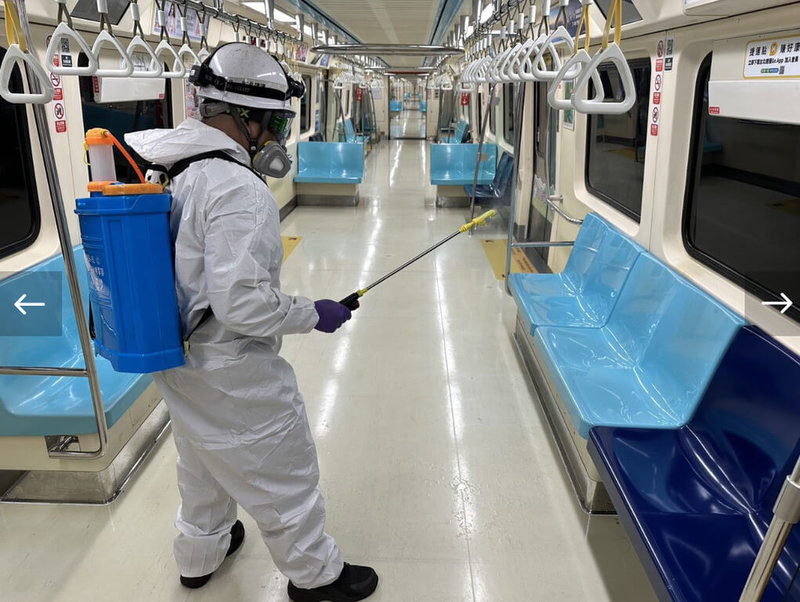 台北捷運公司11日舉辦「狗狗友善列車」活動圓滿落幕，活動後4部列車已清消，並完成座椅、扶手、手拉環清潔及空氣濾網更換，將持續上路載客。（台北捷運提供）中央社記者楊淑閔傳真  115年4月12日