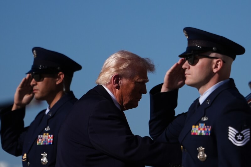 美國總統川普12日表示，美國海軍將立即開始封鎖荷莫茲海峽，攔截所有在國際水域向伊朗支付通行費的船隻。圖為川普（中）11日登上空軍一號。（美聯社）