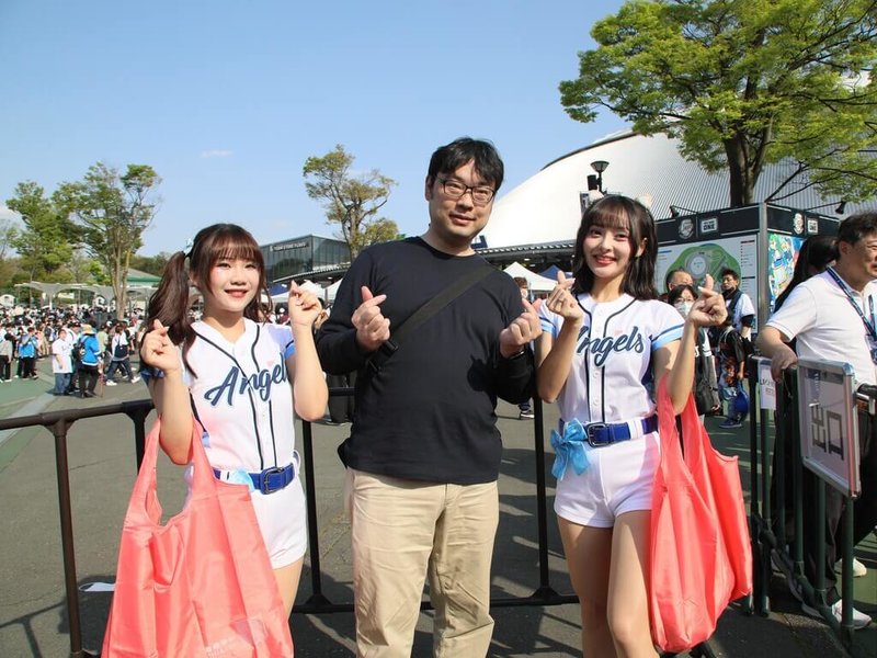 「嘉義優鮮」業者前往日本行銷農產，11日到埼玉「西武獅球場」出入口設置展售攤位，並邀請富邦悍將啦啦隊女孩現身應援，透過熱情互動與產品介紹，將嘉義農產的精緻形象植入日本民眾心中。（嘉義縣政府提供）中央社記者蔡智明傳真　115年4月12日