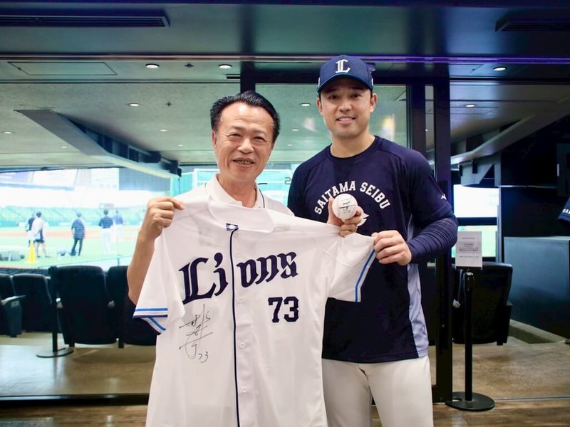 嘉義縣長翁章梁（左）與「嘉義優鮮」業者前往日本行銷農產，11日翁章梁受邀擔任埼玉西武獅對戰千葉羅德海洋開球嘉賓，並與在西武獅奮鬥的台灣選手林安可（右）合影，為他加油打氣。（嘉義縣政府提供）中央社記者蔡智明傳真　115年4月12日