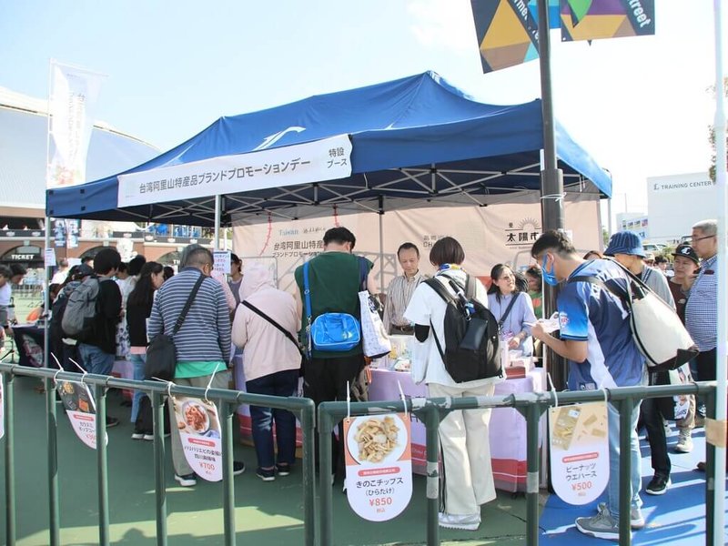嘉義縣長翁章梁率「嘉義優鮮」業者前往日本行銷農產，11日到埼玉西武獅球場出入口設置展售攤位，現場販售13項精選產品並提供試吃體驗。（嘉義縣政府提供）中央社記者蔡智明傳真　115年4月12日