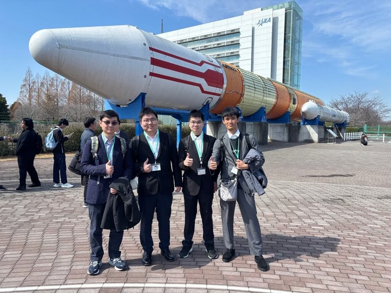 第6屆Kibo-RPC機器人程式設計挑戰賽,由國立陽明交通大學機械系學生林穎沛(右1)、吳典謀(左1)、鄭力齊(左2)、陳昌駿(右2)組成的台灣代表隊iTron奪冠,4人在日本宇宙航空研究開發機構(JAXA)火箭廣場合影。(林穎沛提供)中央社記者趙敏雅傳真 115年4月12日