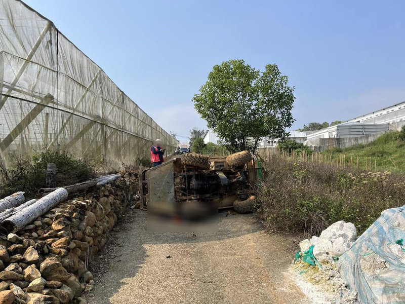 南投埔里鎮1名印尼籍移工11日駕駛農用噴藥車，行經下坡路段疑似操作不當，車輛撞上路邊土堆後翻車，移工來不及跳車被壓在車下，動彈不得，救護人員到場時已無呼吸心跳，送醫後宣告不治。（警方提供）中央社記者吳哲豪傳真　115年4月12日