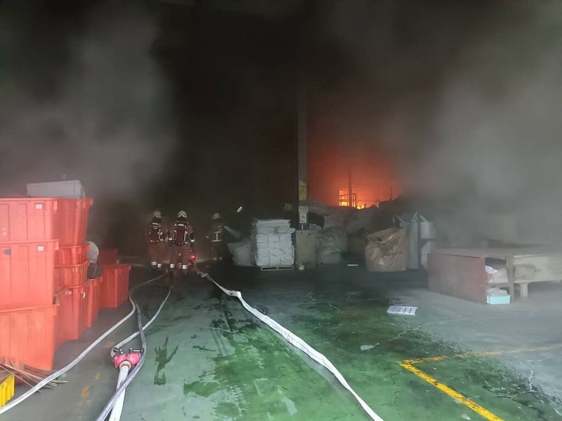 新竹市香山區西濱路六段1間廠房12日發生火警，冒出大量濃煙與火舌，由於現場燃燒面積擴大，隨即請求苗栗縣與新竹縣消防局跨縣市支援水庫車，約3小時控制火勢，所幸無人受困。（新竹市消防局提供）中央社記者魯鋼駿傳真　115月4月12日
