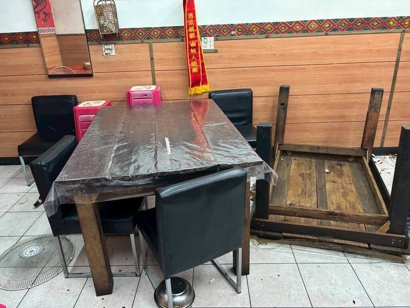 宜蘭縣碧候溫泉休園期間，盧姓男子闖入泡湯，因不滿南澳鄉公所承辦人謝姓男子勸誡，日前糾眾砸店，不僅打傷謝男，老闆江姓男子勸架也遭波及，警方逮捕盧男等共7人，詢後送辦。（讀者提供）中央社記者王朝鈺傳真　115年4月12日