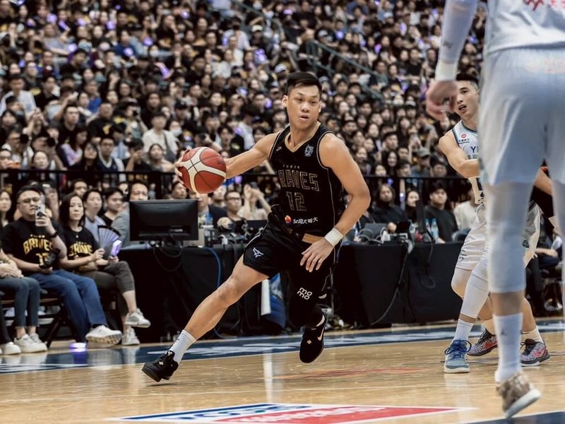 台灣職籃P. LEAGUE+台北富邦勇士12日與洋基工程在台北小巨蛋交手,勇士球星林志傑(中)全場打了27分鐘,總計8投3中,拿下8分、3籃板、2助攻,如願完成本週末的2場引退賽。(PLG提供)中央社記者黎建忠傳真 115年4月12日