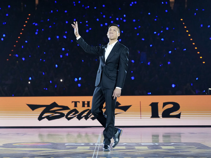 台灣職業籃球球星「野獸」林志傑在12日賽後舉行退休儀式，富邦集團董事長蔡明忠宣布，未來將聘請林志傑擔任球隊副領隊。（富邦勇士提供）中央社記者黎建忠傳真　115年4月12日