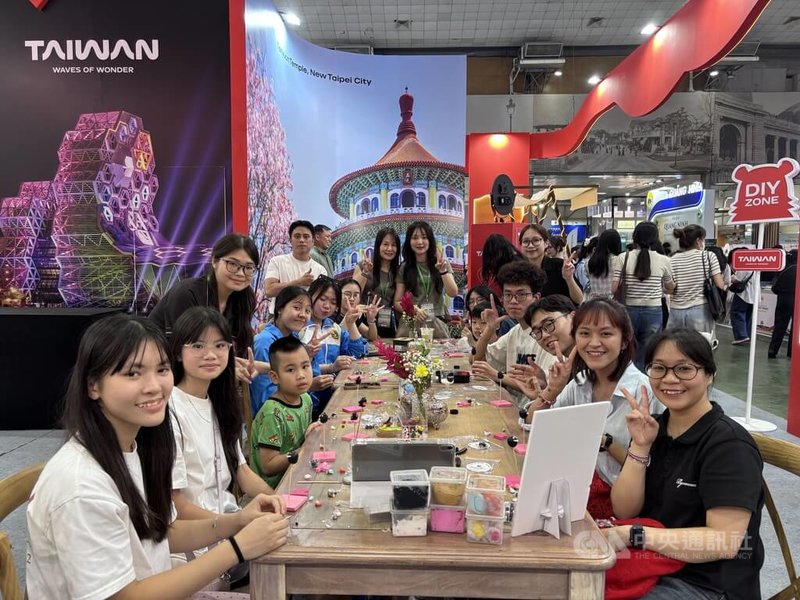 河內旅展台灣館規劃多種互動式體驗活動,圖為幸運手鍊DIY活動,大受好評,為旅展內人潮最絡繹不絕的國家館之一。中央社記者曾婷瑄河內攝 115年4月12日