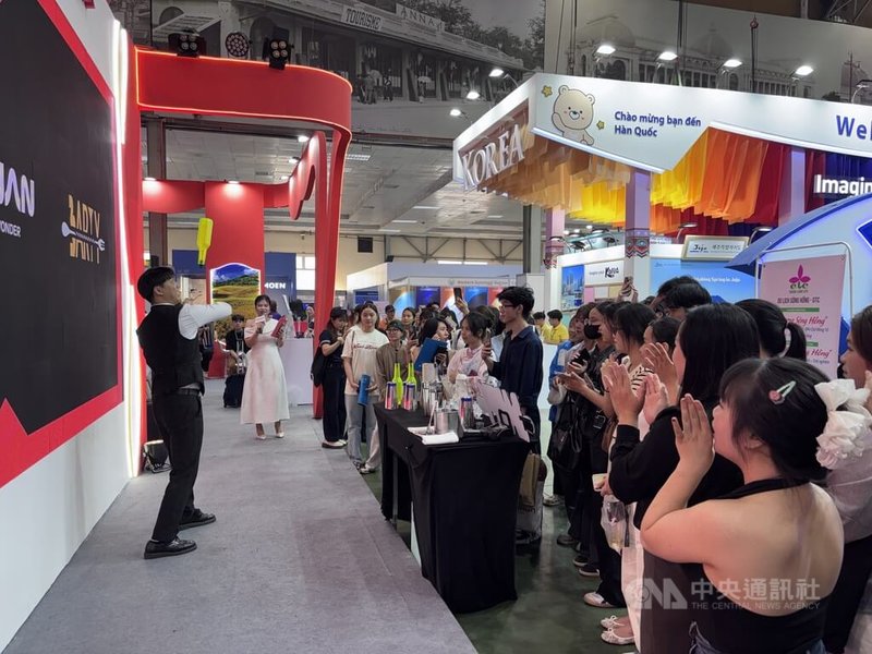 越南河內國際旅展台灣館活動吸睛,11日邀請全球花式調酒冠軍陳武良演出,反應熱烈、掌聲不斷。他也為參觀者調製台灣鳳梨酥口味調酒。中央社記者曾婷瑄河內攝 115年4月12日