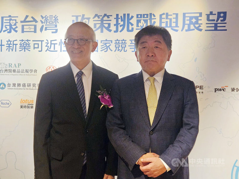 行政院政務委員陳時中（右）12日下午出席「健康台灣政策挑戰與展望」論壇，對於媒體詢問有關中國提出台灣食品業優惠策略一事表示，不能只看到表面的優惠就認為一定是利多，未來整體規劃仍須多加留意。中央社記者陳婕翎攝　115年4月12日
