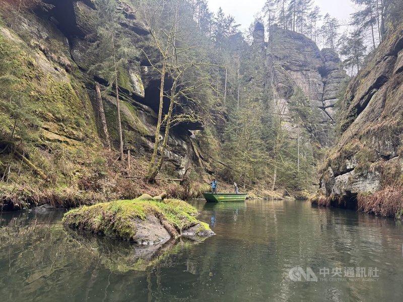搭乘小船穿越位於捷克的波希米亞瑞士國家公園的峽谷水道，兩岸石峰如巨人般聳立，樹木頑強扎根生長，水面倒映岩壁與翡翠的林冠，靜謐又充滿生命力。中央社記者劉郁葶波希米亞瑞士國家公園攝　115年4月12日