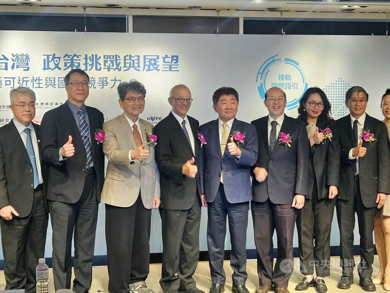 台灣醫藥品法規學會12日舉行「健康台灣政策挑戰與展望：提升新藥可近性與國家競爭力」論壇，理事長康照洲（左4）提醒，美國關稅與最惠國藥價，可能導致新藥引進延遲。中央社記者陳婕翎攝　115年4月12日